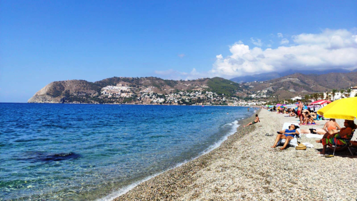 Las aguas de las playas de Almucar y La Herradura son aptas para el bao